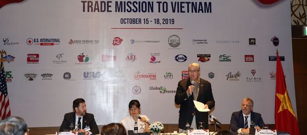 Thứ trưởng Bộ Nông nghiệp Mỹ Ted McKinney phát biểu tại buổi họp báo. - Sputnik Việt Nam