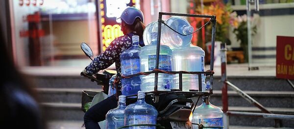 Chiều tối 15/10/2019, người dân tại các tòa nhà KĐT Linh Đàm (Hoàng Mai, Hà Nội) vẫn phải gọi xe téc cung cấp nước sạch dịch vụ, do nguồn nước sạch sông Đà có mùi và màu khác lạ - Sputnik Việt Nam