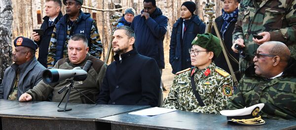 Thống đốc Lãnh thổ xuyên Baikal Alexander Osipov và các tùy viên quân sự của nhiều quốc gia khác nhau trong buổi thuyết trình về phương tiện trinh sát và xe tuần tra bọc thép được cập nhật - Sputnik Việt Nam