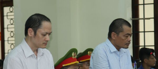 Bị cáo Vũ Trọng Lương (phía ngoài) và bị cáo Nguyễn Thanh Hoài tại phiên xét xử chiều 17/10 - Sputnik Việt Nam