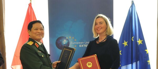 Đại tướng, Bộ trưởng Quốc phòng Ngô Xuân Lịch và bà Federica Moreghini, Phó chủ tịch Ủy ban châu Âu ký Hiệp định FPA.  - Sputnik Việt Nam