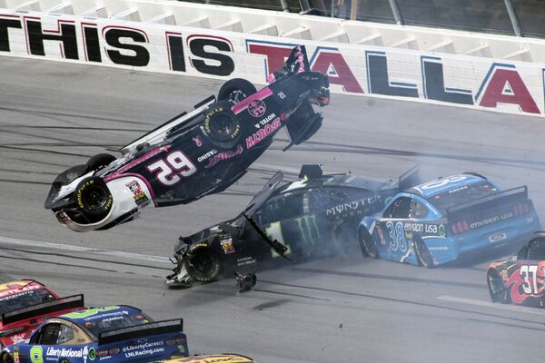 Tay đua xe hơi Brendan Gaughan bay qua xe của Kurt Busch và David Ragan trong cuộc đua ô tô NASCAR Cup Series ở Talladeg, Hoa Kỳ - Sputnik Việt Nam