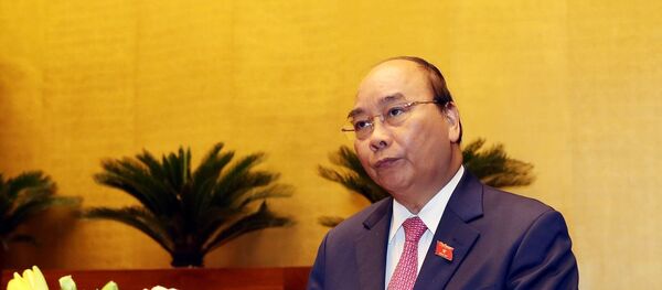 Thủ tướng Nguyễn Xuân Phúc đọc báo cáo của Chính phủ. Thủ tướng Nguyễn Xuân Phúc đọc báo cáo của Chính phủ. - Sputnik Việt Nam