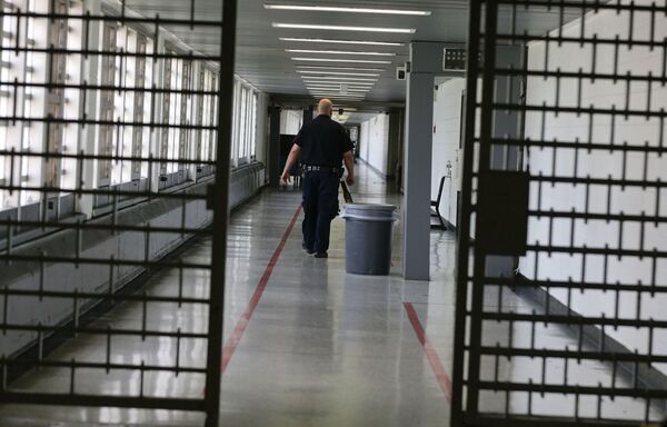 Nhân viên phòng biệt giam điều tra trong nhà tù Rikers Island lớn nhất thế giới  - Sputnik Việt Nam