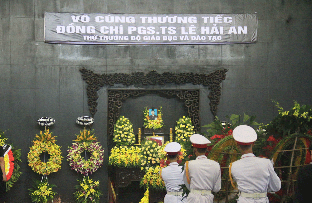 Bộ trưởng Phùng Xuân Nhạ: “Đồng chí Lê Hải An mất đi là tổn thất to lớn đối với ngành giáo dục“ Bộ trưởng Phùng Xuân Nhạ: “Đồng chí Lê Hải An mất đi là tổn thất to lớn đối với ngành giáo dục“ - Sputnik Việt Nam