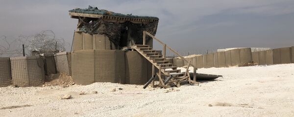 Binh lính Hoa Kỳ khi rời khỏi căn cứ Dadat ở miền bắc Syria đã để lại tài liệu, ổ cứng và các vật dụng cá nhân. - Sputnik Việt Nam