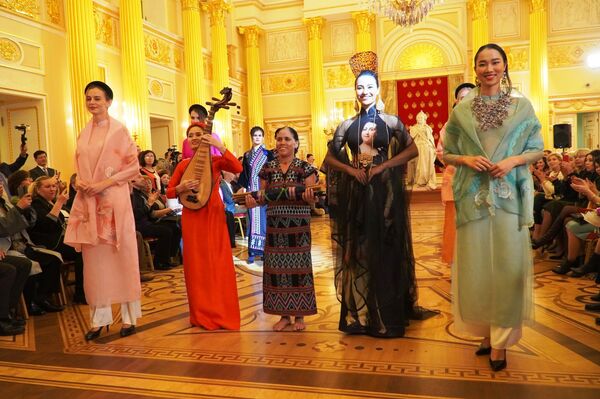 Áo dài, thổ cẩm Tà Ôi, lụa Bảo Lộc trong hoàng cung Nga tại Tsaritsyno - Sputnik Việt Nam