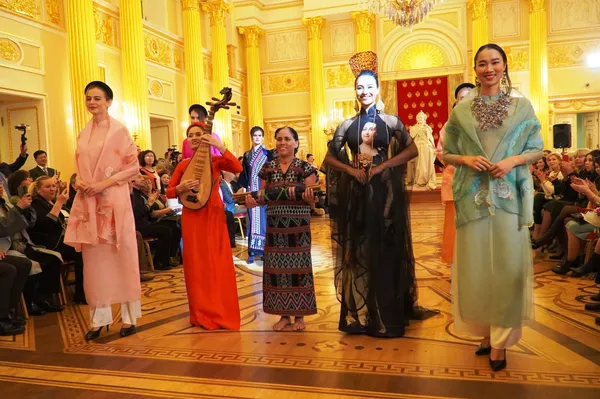 Áo dài, thổ cẩm Tà Ôi, lụa Bảo Lộc trong hoàng cung Nga tại Tsaritsyno Áo dài, thổ cẩm Tà Ôi, lụa Bảo Lộc trong hoàng cung Nga tại Tsaritsyno - Sputnik Việt Nam