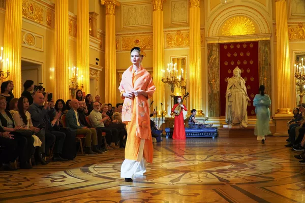 Áo dài, thổ cẩm Tà Ôi, lụa Bảo Lộc trong hoàng cung Nga tại Tsaritsyno Áo dài, thổ cẩm Tà Ôi, lụa Bảo Lộc trong hoàng cung Nga tại Tsaritsyno - Sputnik Việt Nam