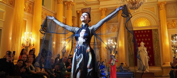 Áo dài từ lụa tơ tằm với hình Nữ hoàng Ekaterina Vĩ đại Áo dài từ lụa tơ tằm với hình Nữ hoàng Ekaterina Vĩ đại - Sputnik Việt Nam