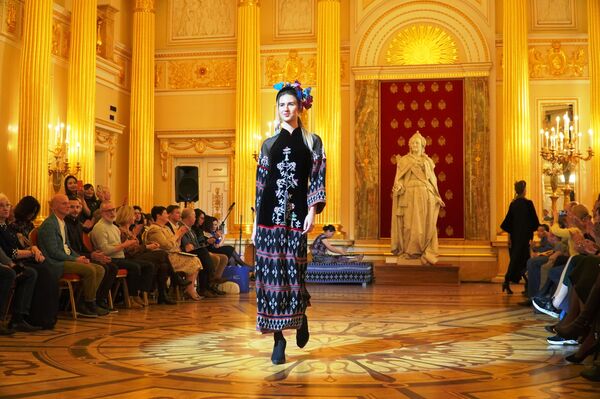 Áo dài, thổ cẩm Tà Ôi, lụa Bảo Lộc trong hoàng cung Nga tại Tsaritsyno - Sputnik Việt Nam