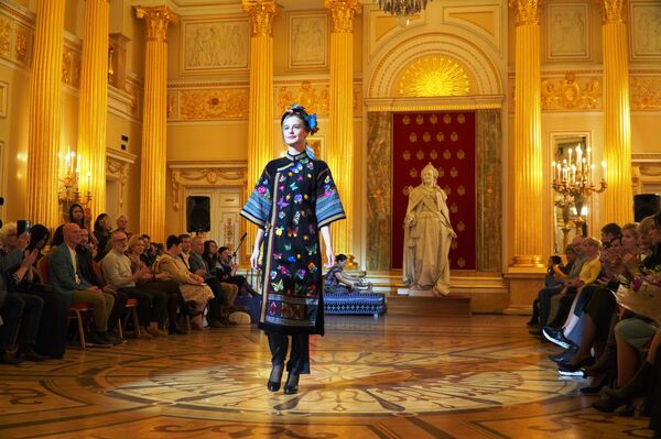 Áo dài, thổ cẩm Tà Ôi, lụa Bảo Lộc trong hoàng cung Nga tại Tsaritsyno - Sputnik Việt Nam