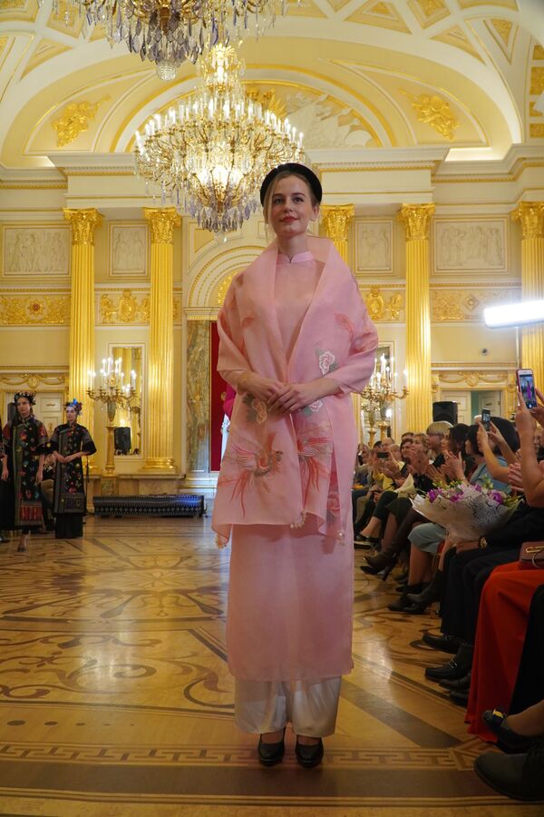 Áo dài, thổ cẩm Tà Ôi, lụa Bảo Lộc trong hoàng cung Nga tại Tsaritsyno - Sputnik Việt Nam