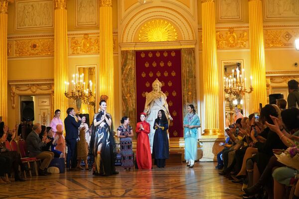 Áo dài, thổ cẩm Tà Ôi, lụa Bảo Lộc trong hoàng cung Nga tại Tsaritsyno - Sputnik Việt Nam