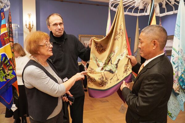 Áo dài, thổ cẩm Tà Ôi, lụa Bảo Lộc trong hoàng cung Nga tại Tsaritsyno - Sputnik Việt Nam