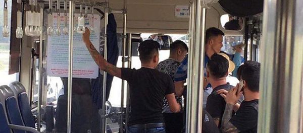 Hình ảnh nhóm thanh niên xăm trổ hành hung chị H. Hình ảnh nhóm thanh niên xăm trổ hành hung chị H. - Sputnik Việt Nam