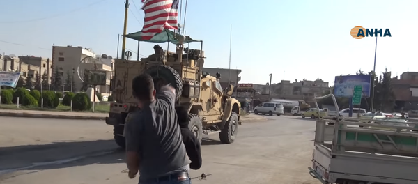 Người Kurd ném đá và cà chua «tiễn» lính Mỹ Người Kurd ném đá và cà chua «tiễn» lính Mỹ - Sputnik Việt Nam