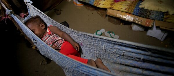 Một bé gái ngủ trên võng và chị gái ngủ trên giường tạm thời gần đó, Hodeidah, Yemen - Sputnik Việt Nam
