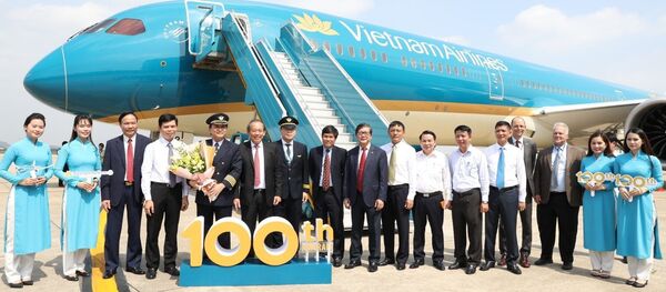 Phó Thủ tướng Thường trực Trương Hòa Bình cùng các đại biểu và phi hành đoàn tại buổi lễ. - Sputnik Việt Nam