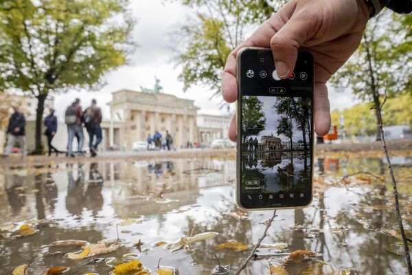 Chụp ảnh cổng Brandenburg ở Berlin bằng điện thoại di động - Sputnik Việt Nam