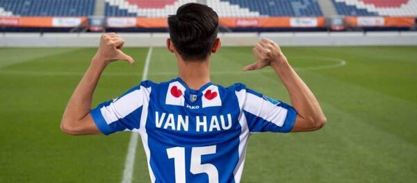 Văn Hậu trên sân vận động Jong Heerenveen - Sputnik Việt Nam