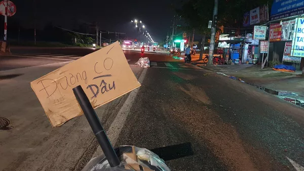 Cơ quan chức năng cắm biển tạm thời để cảnh báo các phương tiện hạn chế lưu thông.
