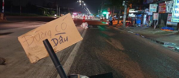 Cơ quan chức năng cắm biển tạm thời để cảnh báo các phương tiện hạn chế lưu thông. - Sputnik Việt Nam