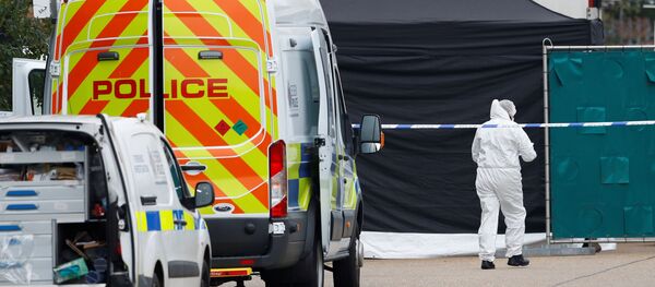 Сảnh sát Anh phát hiện 39 thi thể bên trong container. Сảnh sát Anh phát hiện 39 thi thể bên trong container. - Sputnik Việt Nam