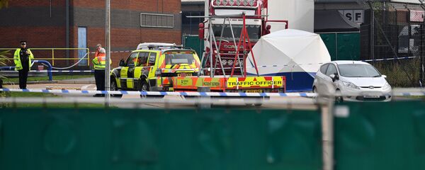 Сảnh sát Anh phát hiện 39 thi thể bên trong container. - Sputnik Việt Nam