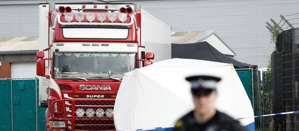 Сảnh sát Anh phát hiện 39 thi thể bên trong container. - Sputnik Việt Nam