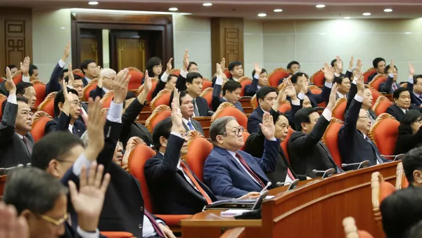 Các đại biểu biểu quyết thông qua Nghị quyết Hội nghị Trung ương lần thứ mười một, khóa XII. - Sputnik Việt Nam