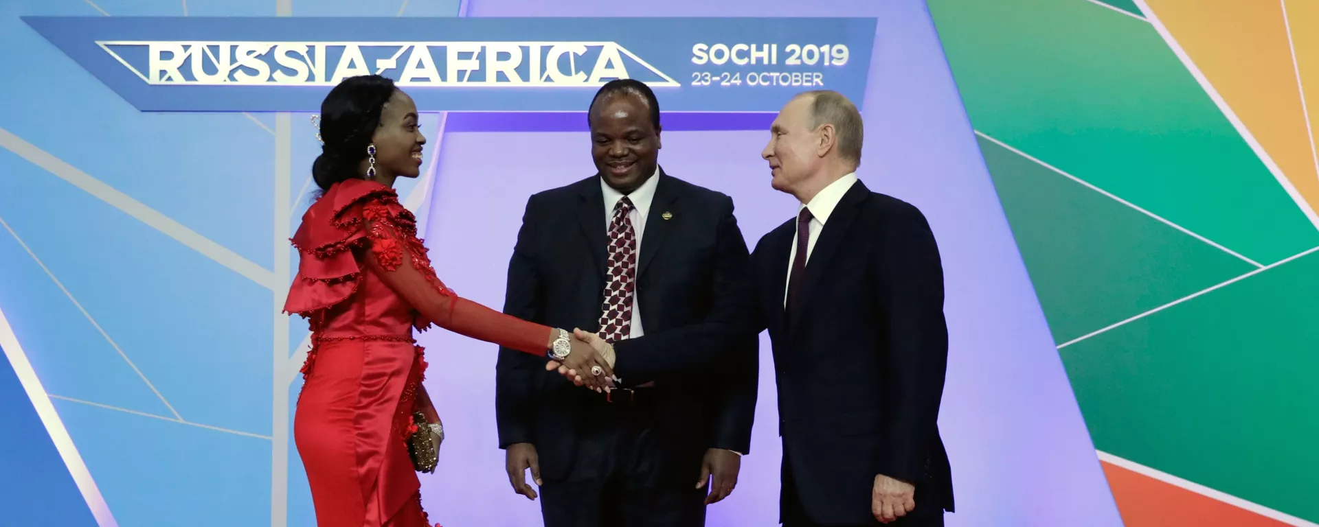 Tổng thống Nga Vladimir Putin và Quốc vương Esvatini Msvati III cùng hoàng hậu tại Hội nghị thượng đỉnh Nga-Châu Phi ở Sochi - Sputnik Việt Nam, 1920, 11.06.2022