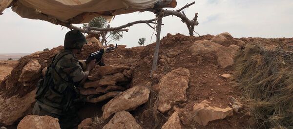 Quân đội Syria trên tuyến phòng thủ ở phía tây bắc khu vực Manbij ở Syria Quân đội Syria trên tuyến phòng thủ ở phía tây bắc khu vực Manbij ở Syria - Sputnik Việt Nam