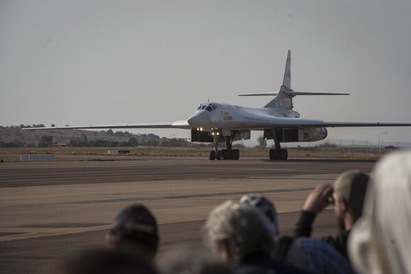 Một trong hai máy bay ném bom Tu-160 của Nga tại căn cứ không quân Waterkloof ở Nam Phi - Sputnik Việt Nam