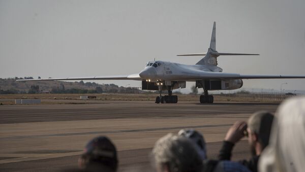 Một trong hai máy bay ném bom Tu-160 của Nga tại căn cứ không quân Waterkloof ở Nam Phi - Sputnik Việt Nam