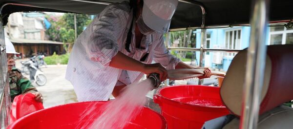  Nguồn nước sạch khan hiếm khiến người dân dùng mọi cách lấy nước tại Nhà máy nước Hạ Đình (địa chỉ, số 14 Ngõ 192 Phố Hạ Đình).  - Sputnik Việt Nam