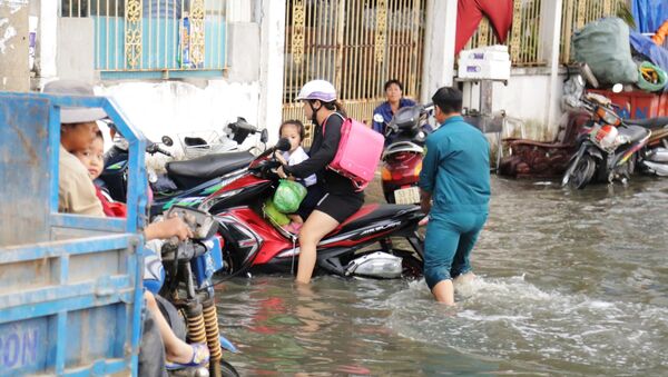 Ngập nặng trên đường Mễ Cốc, quận 8. - Sputnik Việt Nam