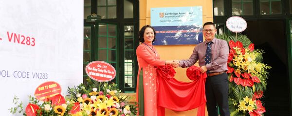 Bà Lê Mai Anh, Hiệu trưởng trường THPT Chu Văn An và ông Melvyn Lim, Giám đốc Hội đồng khảo thí Cambridge khu vực Việt Nam, Myanmar, Campuchia và Lào thực hiện nghi thức gắn biển - Sputnik Việt Nam