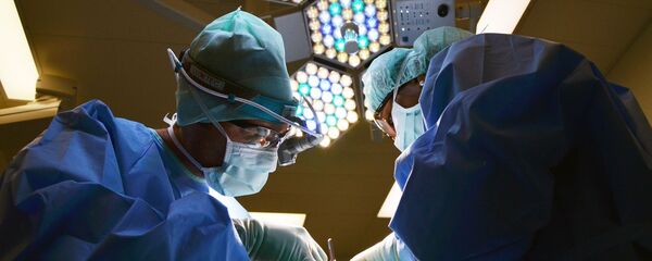 Các bác sĩ đang tiến hành phẫu thuật. - Sputnik Việt Nam