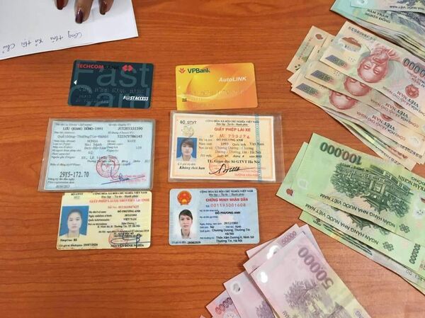 CSGT trả hơn 10 triệu đồng cho cô gái đánh rơi - Sputnik Việt Nam