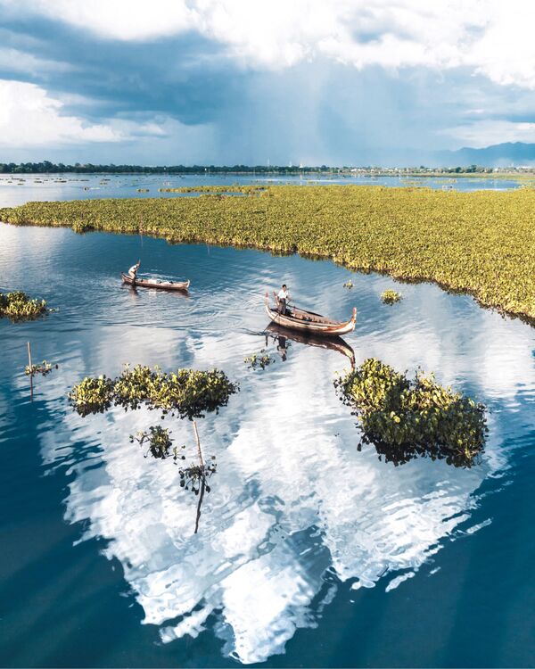 Bức ảnh Fishermen in the water (Người đánh cá trên làn nước) của nhiếp ảnh gia Tây Ban Nha Jordi Sark, được trình bày tại cuộc thi ảnh World's Best Photos of #Blue2019 - Sputnik Việt Nam