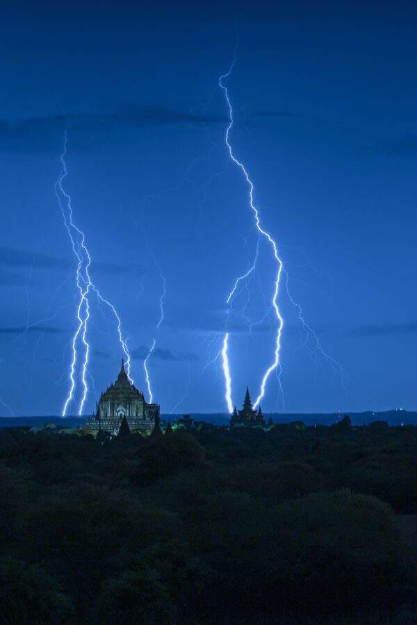 Bức ảnh Blue hour with lightning (Tia chớp trong thời khắc màu xanh) của nhiếp ảnh gia Myanmar Naing Tun Win, được trình bày tại cuộc thi ảnh World's Best Photos of #Blue2019 - Sputnik Việt Nam