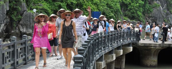 Khách du lịch tham quan khu du lịch Bái Đính - Tràng An - Sputnik Việt Nam