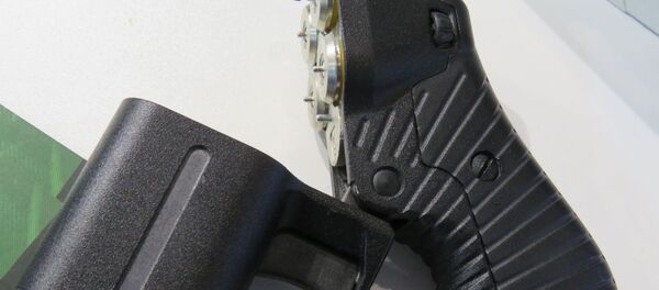 Súng ngắn Osa được tháo rời để nạp đạn Súng ngắn Osa được tháo rời để nạp đạn - Sputnik Việt Nam