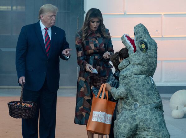 Tổng thống Hoa Kỳ Donald Trump cùng phu nhân Melania Trump phát kẹo cho trẻ em tại Nhà Trắng nhân dịp Halloween - Sputnik Việt Nam