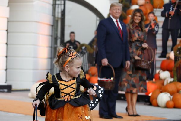 Tổng thống Hoa Kỳ Donald Trump cùng phu nhân Melania Trump phát kẹo cho trẻ em tại Nhà Trắng nhân dịp Halloween - Sputnik Việt Nam