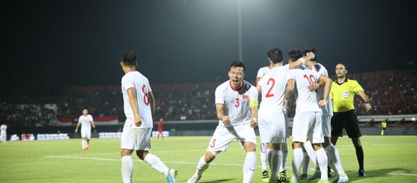 Các cầu thủ Việt Nam ăn mừng khi dẫn trước với tỉ số cách biệt ngay trên sân khách Indonesia. - Sputnik Việt Nam