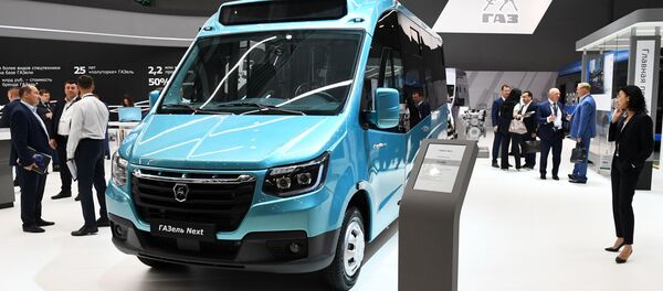 Khách tham quan tại xe buýt GAZelle NEXT tại triển lãm quốc tế về xe thương mại Comtrans 2019 tại Moscow - Sputnik Việt Nam
