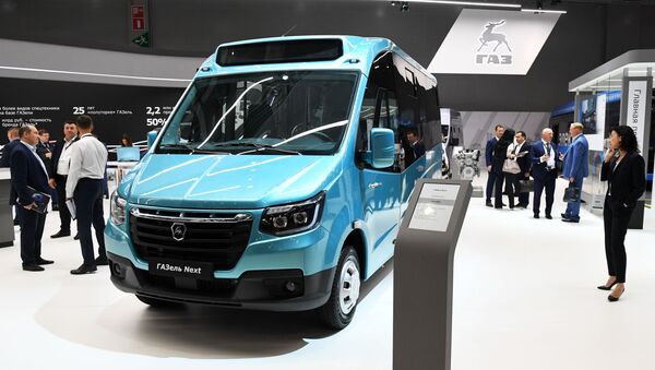 Khách tham quan tại xe buýt GAZelle NEXT tại triển lãm quốc tế về xe thương mại Comtrans 2019 tại Moscow - Sputnik Việt Nam