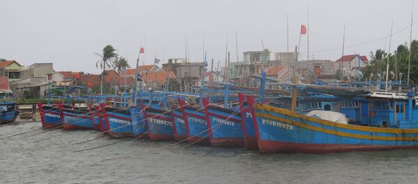 Các tàu thuyền đánh bắt thủy sản neo đậu tránh bão tại cảng cá Đông Tác, phường Phú Đông, thành phố Tuy Hòa. - Sputnik Việt Nam